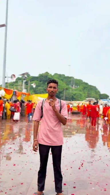 🌸 आज दिनांक - 21.08.2026 नमामि गंगे घाट मेला क्षेत्र में पर्यटन विभाग द्वारा हेलीकॉप्टर से भव्य पुष्प वर्षा का अनोखा नजारा देखने को मिला।
आसमान से बरसे फूलों ने पूरे माहौल को भक्ति और उत्साह से भर दिया। श्रद्धालुओं के चेहरे पर खुशी और आस्था की चमक साफ झलक रही थी।
हर-हर गंगे! 🙏