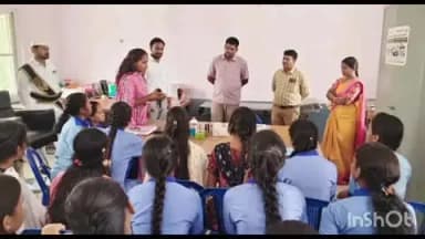 భద్రాచలం: భద్రాచలం ఐటీడీఏ ప్రాంగణంలో గిరిజన యువతి యువకులు తీసుకుంటున్న శిక్షణ తరగతులను పరిశీలించిన ఐటీడీఏ పీవో