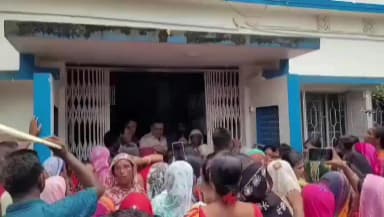 তুফানগঞ্জ ২: অন্নপূর্ণা ভাণ্ডারের টাকা না পেয়ে তুফানগঞ্জ ২ BDO অফিসের সামনে বিক্ষোভ মহিলাদের