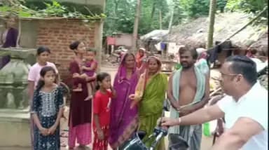 ବରି: ଯାଜପୁର ବ୍ଲକ ବିଭିନ୍ନ ବନ୍ୟାଞ୍ଚଳ ଗାଁକୁ ବରୀ ବିଧାୟକଙ୍କ ଗସ୍ତ,ବନ୍ୟା ପୀଡିତ ପରବାରକୁ ଭେଟି ସୁବିଧା ଅସୁବିଧା ସମ୍ପର୍କରେ କଲେ ଆଲୋଚନା