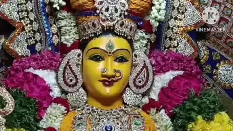 கரூர்: வரலட்சுமி விரதத்தை முன்னிட்டு மாரியம்மனுக்கு சிறப்பு அலங்காரம்