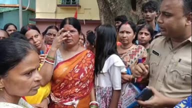 ঝাড়গ্রাম: অন্নপূর্ণা ভাণ্ডারের বকেয়া টাকা না পাওয়ার অভিযোগ, ঝাড়গ্রামে রাজ্য সড়ক অবরোধ মহিলাদের