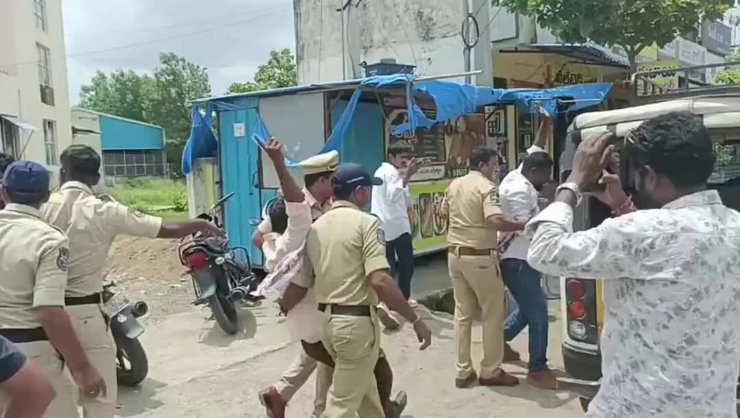 జగిత్యాల: మంత్రుల పర్యటనను అడ్డుకుంటామని జనసేన నాయకులు ప్రకటించిన నేపథ్యంలో జనసేన నేతల ముందస్తు అరెస్టు