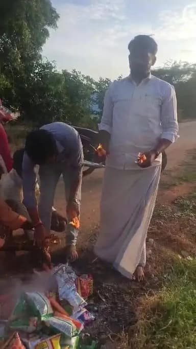 గద్వాల్: మూగోనిపల్లిలో కిరాణా షాపులపై ఆకస్మిక తనిఖీలు: హానికరమైన చిరుతిళ్లపై సర్పంచ్ కుమారుడి హెచ్చరిక