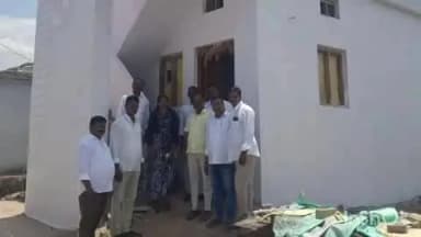 వికారాబాద్: గడిసింగాపూర్ గ్రామంలో ఇందిరమ్మ ఇండ్లను పరిశీలించిన అధికారులు, నాయకులు