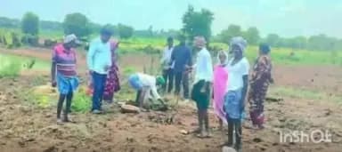 జూలూరుపాడు: జూలూరుపాడు గ్రామపంచాయతీలో రైతు కృష్ణ ఏర్పాటు చేసిన పంట కుంట ను ప్రారంభించిన ఎంపీడీవో