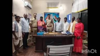వికారాబాద్: నిజాయితీని మెచ్చుకొని బోయిని బాలరాజును అభినందించిన పరిగి డి.ఎస్.పి శ్రీనివాస్
