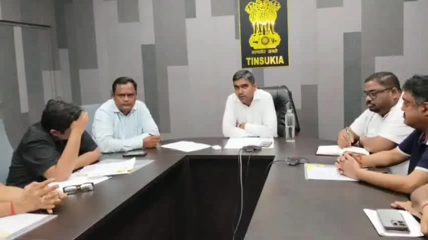 তিনিচুকীয়া: অত্যাৱশ্যকীয় খাদ্য সামগ্ৰীৰ মূল্য-মজুতক লৈ সদৰত জিলা আয়ুক্তৰ পৰ্যালোচনা বৈঠক