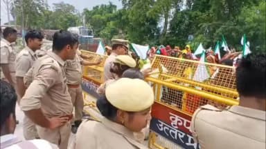 गौरीगंज: कार्रवाई न होने से भड़का आक्रोश, सीओ कार्यालय के गेट पर अनिश्चितकालीन धरना शुरू