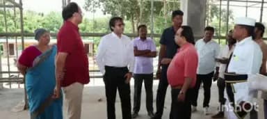 కొత్తగూడెం: పాల్వంచ మండలంలో నిర్మిస్తున్న కొత్తగూడెం ప్రభుత్వ వైద్యకళాశాల నిర్మాణ పనులను క్షేత్రస్థాయిలో పరిశీలించిన జిల్లా కలెక్టర్