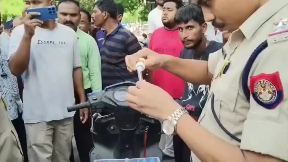 নগাঁও: নগাঁৱত বৃহৎ পৰিমাণৰ ড্ৰাগছ জব্দ,নগাঁৱৰ এছ বি আই বেংকৰ সন্মুখত জব্দ কৰিলে ৩০ টাকৈ ড্ৰাগছ ভৰ্তি কণ্টেনাৰ