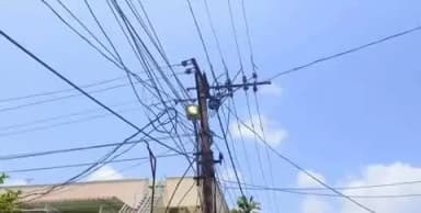 హిమాయత్ నగర్: ఆనంద్బాగ్ ప్రాంతంలో పట్టపగలే వీధి దీపాలు వెలుగుతున్నా సంబంధిత అధికారులు పట్టించుకోవడం లేదని స్థానికుల ఆవేదన