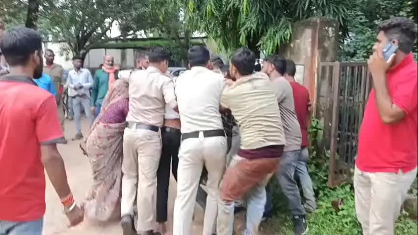 मऊगंज: खटखरी में पुराने विवाद में युवक की चाकू से हत्या, शव रखकर सड़क जाम; मऊगंज से पुलिस बल रवाना