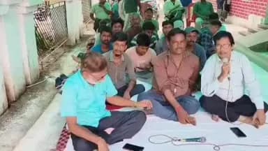 जगदीशपुर: नगर निगम कर्मचारियों ने वार्ड 21 के पार्षद संजय सिन्हा के खिलाफ अवैध उगाही के दबाव को लेकर धरना दिया