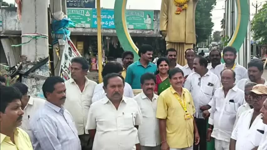భీమవరం: నవుడూరు సెంటర్లో 34 శాతం బీసీ రిజర్వేషన్లపై కూటమి నేతల సీఎం, డిప్యూటీ సీఎం లకు పాలాభిషేకం