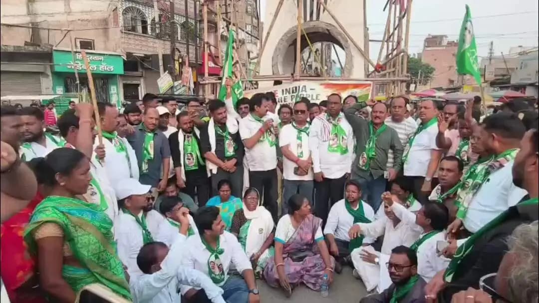 गिरिडीह: झामुमो ने MMDR संशोधन बिल के विरोध में टावर चौक पर किया प्रदर्शन, केंद्र सरकार के खिलाफ की नारेबाजी