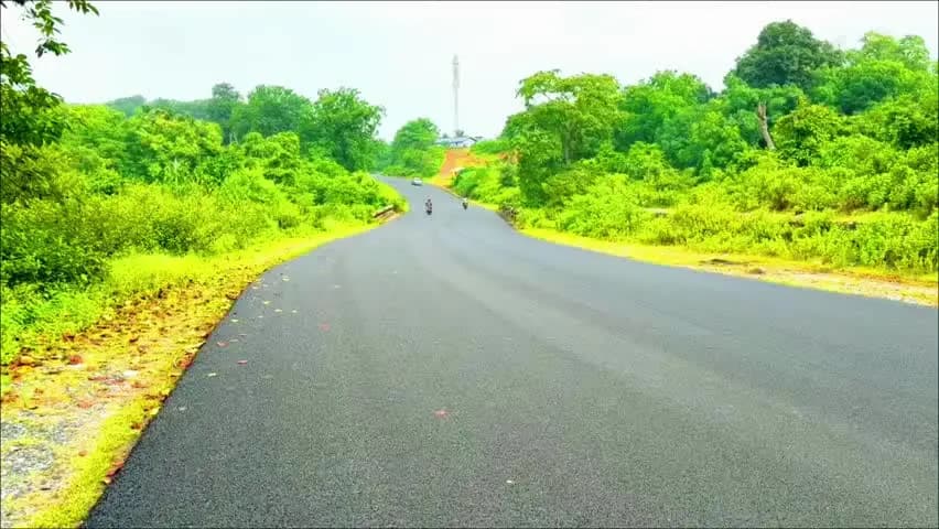 चक्रधरपुर: चाईबासा से युवती को ले जाकर दुष्कर्म का आरोप, लोहरदा के एस मोड़ के पास मिली