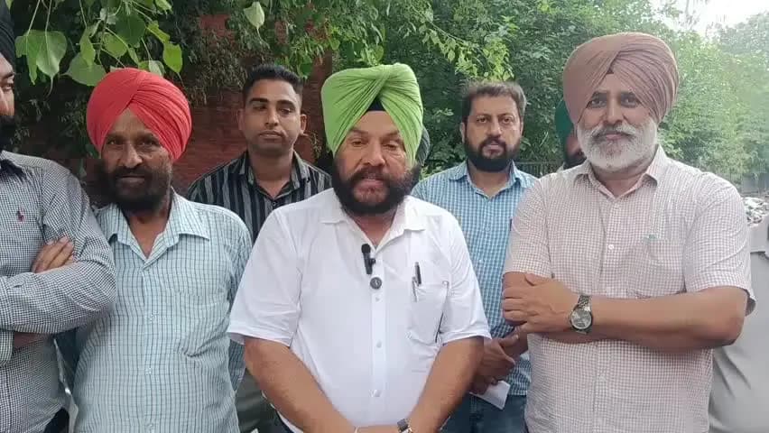 ਗੁਰਦਾਸਪੁਰ: ਸੁੱਕੇ ਤਲਾਬ ਨੇੜੇ ਗੰਦਗੀ ਦੇ ਢੇਰ ਲੱਗੇ ਹੋਣ ਕਰਕੇ ਬਿਜਲੀ ਘਰ ਦੇ ਕਰਮਚਾਰੀ ਹੋਏ ਪਰੇਸ਼ਾਨ ਕਿਹਾ ਰੋਜ਼ਾਨਾ ਆਉਂਦੀ ਹੈ ਬਦਬੂ