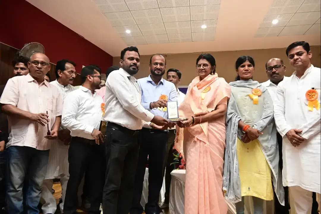 चार दिवसीय 26वीं राज्य स्तरीय शालेय क्रीड़ा प्रतियोगिता का आज मल्टीपर्पस स्कूल पेंड्रा के असेंबली हॉल में कोरबा लोकसभा क्षेत्र की सांसद श्रीमती ज्योत्सना चरणदास महंत के मुख्य आतिथ्य में पुरस्कार वितरण समारोह के साथ गरिमामय एवं सुखद समापन हुआ। प्रतियोगिता में छत्तीसगढ़ के पांचों संभागों से 540 खिलाड़ियों तथा 100 से अधिक ऑफिशियल्स ने भाग लेकर विभिन्न खेल विधाओं में अपनी प्रतिभा का प्रदर्शन किया।
#chhattisgarhcmo
#dprchhattisgarh
#GPM