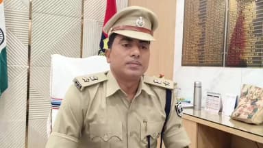 जगदीशपुर: मवेशी लदी गाड़ी फरार होने पर, वरीय पुलिस अधीक्षक प्रमोद कुमार यादव ने एक पुलिस अधिकारी को निलंबित किया
