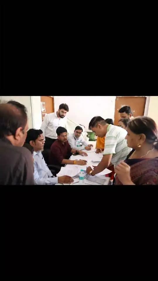 कॉलोनी सेल जनसुनवाई में नागरिकों की समस्याओं का त्वरित निराकरण
भोपाल के कोलार में आयोजित मुख्यमंत्री जन विश्वास शिविर में आज कॉलोनी सेल की जनसुनवाई आयोजित की गई। जनसुनवाई के दौरान कॉलोनियों के रहवासियों द्वारा अपनी समस्याएं प्रस्तुत की गईं, जिनका गृह निर्माण समितियों एवं बिल्डर से चर्चा कर संबंधित अधिकारियों द्वारा मौके पर ही निराकरण करने तथा समय-सीमा में कार्रवाई के निर्देश दिए गए।
1. जनसुनवाई में पिंक सिटी कॉलोनी के दो परिवारों को विगत 12 वर्षों से पजेशन नहीं मिलने की समस्या सामने आई। इस संबंध में बिल्डर से चर्चा कर दो परिवारों को आज ही पजेशन दिलाया गया।
2. माय सिटी कॉलोनी में लंबे समय से विद्युत एवं अन्य प्रकार की समस्या की शिकायत प्राप्त हुई। बिल्डर से चर्चा कर समस्या के निराकरण हेतु दो माह के भीतर आवश्यक कार्य पूर्ण करने के निर्देश दिए गए।
3. सर्वजन गृह निर्माण सोसायटी में रहवासियों से चर्चा कर उनकी समस्याओं को समझा गया तथा प्राप्त शिकायतों का तत्काल निराकरण कराया गया।
4. मंदाकिनी गृह निर्माण सोसायटी में निर्वाचन प्रक्रिया लंबित होने की समस्या पर शीघ्र निर्वाचन कराने की प्रक्रिया प्रारंभ करने के निर्देश दिए गए।
जनसुनवाई के दौरान एक अन्य प्रकरण में सीमांकन संबंधी समस्या सामने आने पर संबंधित आर.आई. एवं पटवारी को तत्काल आवश्यक कार्रवाई करने के निर्देश दिए गए।
कॉलोनी सेल की जनसुनवाई के माध्यम से नागरिकों की समस्याओं को गंभीरता से लेते हुए संबंधित पक्षों से समन्वय स्थापित कर मौके पर ही समाधान एवं समयबद्ध निराकरण सुनिश्चित किया जा रहा है। जनसुनवाई का उद्देश्य कॉलोनी के बिल्डर से चर्चा कर एवं गृह निर्माण समितियों से संबंधित समस्याओं का त्वरित समाधान कर आम नागरिकों को राहत प्रदान करना है।
CM Madhya Pradesh
Jansampark Madhya Pradesh
#Bhopal