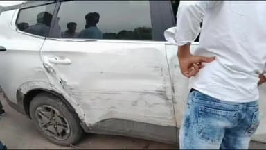 चान्हो: चान्हो में बस की टक्कर से KIA कार नाली के शिलाप पर चढ़ी, सभी सुरक्षित