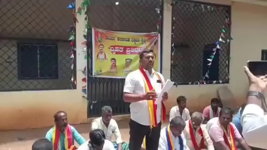 ಕೊಪ್ಪಳ: ಲಾಚನಕೇರಿ ಗ್ರಾಮದ ಸರ್ವೇ ನಂ. 88ರ ಪಕ್ಕದ ಜಮೀನಿನಲ್ಲಿ ಅಕ್ರಮವಾಗಿ ಲೇಔಟ್ ನಿರ್ಮಾಣ; ಪ್ರತಿಭಟನೆ