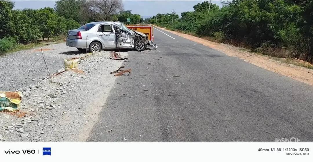 రాయచోటి: లక్కిరెడ్డిపల్లి లో రోడ్డు ప్రమాదంలో ఇద్దరికి గాయాలు