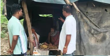 ପୁରୁଣା କଟକ: ହରଭଙ୍ଗାରେ ଅସହାୟ ପକ୍ଷାଘାତ ରୋଗୀଙ୍କୁ ମାନବିକ ସହାୟତା ଦେଲେ ତହସିଲଦାର