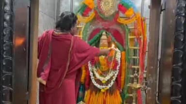 నిర్మల్: జిల్లా కేంద్రంలోని శ్రీ వాసవి కన్యకా పరమేశ్వరి ఆలయంలో శ్రావణ మాస వేడుకలు, గాజుల చీరలో కనువిందు చేసిన వాసవిమాత