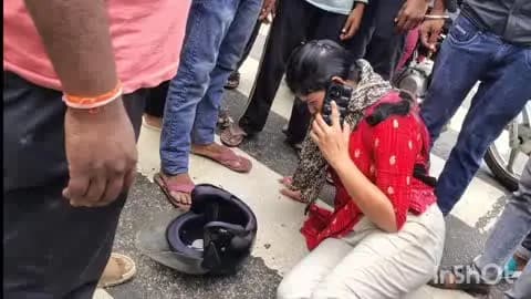 दातागंज: मुरादाबाद फर्रुखाबाद हाइवे पर कृष्णा पेट्रोल पंप के पास अज्ञात वाहन ने स्कूटी को मारी टक्कर, महिला घायल