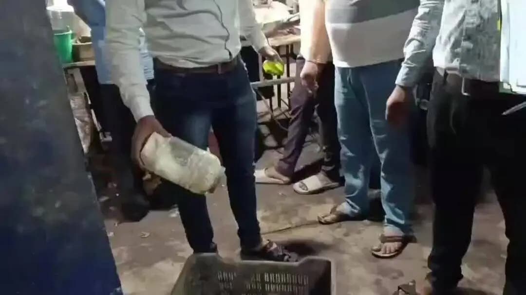ଲଖନପୁର: ଖାଦ୍ୟ ନିରାପତ୍ତା ଓ ନିଷିଦ୍ଧ ପ୍ଲାଷ୍ଟିକ ବିରୋଧରେ ବ୍ରଜରାଜନଗରରେ ଚଢ଼ାଉ: ୨୫ ପ୍ରତିଷ୍ଠାନ ଯାଞ୍ଚ, ୨୨ ହଜାର ଜରିମାନା