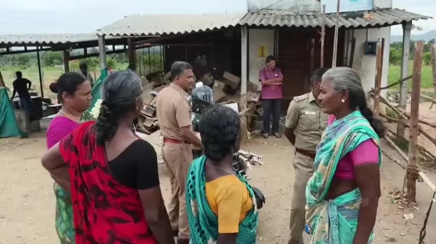 எடப்பாடி: கொங்கணாபுரம் பகுதியில் உள்ள டாஸ்மாக் கடையை அகற்றக்கோரி கடையின் முன் அமர்ந்து பெண்கள் போராட்டம்