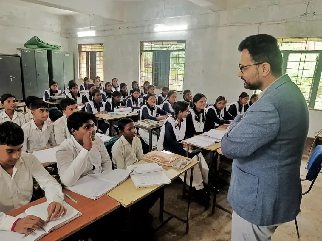 नशे को ना, सपनों को हां! कलेक्टर ने विद्यार्थियों को दिया सफलता का मंत्र
कलेक्टर श्री विनय कुमार लंगेह ने शासकीय उच्चतर माध्यमिक विद्यालय दुर्गापाली में विद्यार्थियों से संवाद कर उन्हें नशे से दूर रहने, मानसिक स्वास्थ्य का ध्यान रखने और अपने उज्ज्वल भविष्य व करियर के प्रति गंभीर रहने के लिए प्रेरित किया।
उन्होंने विद्यार्थियों को तकनीक के सकारात्मक उपयोग की सीख देते हुए YouTube और दीक्षा पोर्टल जैसे शैक्षणिक प्लेटफॉर्म से निरंतर अध्ययन एवं अभ्यास करने की सलाह दी। साथ ही पढ़ाई के साथ सह-संज्ञानात्मक गतिविधियों में भाग लेकर सर्वांगीण विकास पर जोर दिया।
#Education #Career #NashaMukti #students #mahasamund