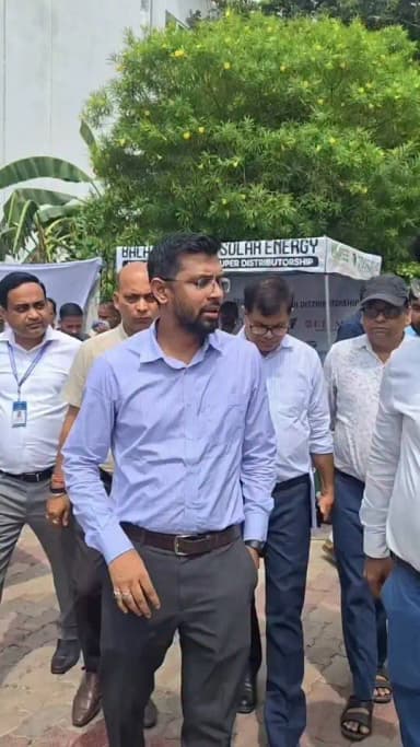 नगर भवन, मुजफ्फरपुर में सोलर डिस्पोजल मेला का आयोजन
प्रधानमंत्री सूर्य घर: मुफ्त बिजली योजना के अंतर्गत दिनांक 21 अगस्त 2026 को नगर भवन, मुजफ्फरपुर में सोलर डिस्पोजल मेला-2026 का आयोजन किया गया। मेले का उद्घाटन जिलाधिकारी, मुजफ्फरपुर द्वारा किया गया। इस अवसर पर विद्युत अधीक्षण अभियंता (ESE), विद्युत कार्यपालक अभियंता (EEE), सहायक विद्युत अभियंता (AEE), कनिष्ठ विद्युत अभियंता (JEE), सोलर वेंडर्स एवं विभिन्न बैंकों के प्रतिनिधि उपस्थित रहे।