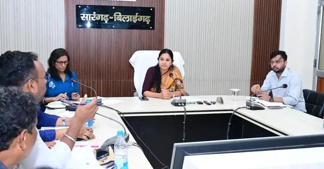 कलेक्टर पद्मिनी भोई साहू ने महिला एवं बाल विकास विभाग की समीक्षा बैठक लेकर कुपोषण मुक्ति अभियान, बाल संदर्भ शिविर, अटल मॉनिटरिंग पोर्टल एवं प्रधानमंत्री मातृ वंदना योजना की प्रगति की समीक्षा की।
कलेक्टर ने कुपोषित बच्चों की नियमित निगरानी, गंभीर कुपोषित बच्चों के कार्ड बनाने और प्रत्येक सेक्टर में बाल संदर्भ शिविर आयोजित करने के निर्देश दिए। अटल मॉनिटरिंग पोर्टल में जिला प्रदेश में 8वें रैंक पर है।
#sarangarhdistrict
#chhattisgarh