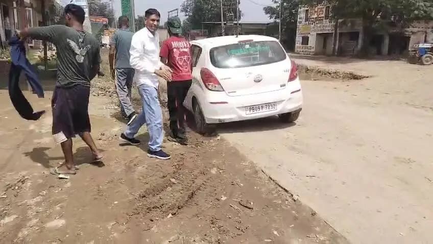 ਬਲਾਚੌਰ: ਬਲਾਚੌਰ ਭੱਦੀ ਰੋਡ ਦਾ ਪੱਕਾ ਕੰਕਰੀਟ ਟੋਟਾ ਬਣਿਆ ਰਾਹਗੀਰਾਂ ਲਈ ਮੁਸੀਬਤ