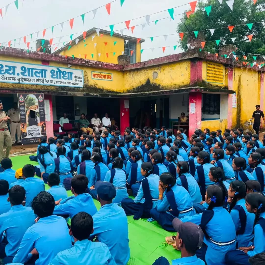 🔷 प्रेस विज्ञप्ति 🔷
जिला खैरागढ़-छुईखदान-गंडई
दिनांक – 21/08/2026
🛡️ साइबर जागृति अभियान को मिला व्यापक जनसमर्थन
📱 जिलेभर में अभियान चलाकर लगभग 1800 विद्यार्थियों एवं नागरिकों को किया गया जागरूक
पुलिस अधीक्षक, जिला खैरागढ़-छुईखदान-गंडई के निर्देशन में साइबर अपराधों की रोकथाम एवं आमजन को सुरक्षित डिजिटल व्यवहार के प्रति जागरूक करने हेतु जिले में साइबर जागृति अभियान लगातार प्रभावी रूप से संचालित किया जा रहा है।
इसी क्रम में दिनांक 21/08/2026 को जिले के समस्त थाना क्षेत्रों में विभिन्न स्थानों पर साइबर जागरूकता कार्यक्रम आयोजित किए गए, जिनके माध्यम से पुलिस टीमों द्वारा लगभग 1800 विद्यार्थियों एवं आम नागरिकों को साइबर अपराधों से बचाव के संबंध में महत्वपूर्ण जानकारी दी गई।
कार्यक्रमों के दौरान लोगों को वर्तमान समय में बढ़ रहे साइबर फ्रॉड, ऑनलाइन ठगी, फिशिंग, OTP फ्रॉड, UPI एवं बैंकिंग धोखाधड़ी, फर्जी लिंक, सोशल मीडिया अपराध, साइबर ब्लैकमेलिंग तथा डिजिटल अरेस्ट जैसे साइबर अपराधों के तरीकों एवं उनसे बचाव के उपायों के बारे में विस्तार से बताया गया।
👮 पुलिस टीमों द्वारा विशेष रूप से समझाइश दी गई कि—
🔐 OTP, PIN, पासवर्ड एवं बैंकिंग संबंधी गोपनीय जानकारी किसी भी व्यक्ति से साझा न करें।
🔗 अनजान व्यक्ति द्वारा भेजे गए लिंक पर क्लिक न करें तथा संदिग्ध ऐप डाउनलोड करने से बचें।
💳 बैंकिंग/UPI संबंधी किसी भी संदिग्ध कॉल या मैसेज पर तत्काल प्रतिक्रिया न दें।
📱 सोशल मीडिया अकाउंट की गोपनीयता एवं सुरक्षा सेटिंग्स का ध्यान रखें।
🚨 किसी भी प्रकार की साइबर ठगी होने पर घबराएं नहीं और तत्काल पुलिस को सूचना दें।
⚠️ डिजिटल अरेस्ट जैसी धमकियों से डरकर पैसे ट्रांसफर न करें।
कार्यक्रम के दौरान विद्यार्थियों एवं नागरिकों को यह भी बताया गया कि साइबर अपराधी लगातार नए-नए तरीकों से लोगों को अपने जाल में फंसाने का प्रयास करते हैं। ऐसे में तकनीकी जानकारी के साथ-साथ सतर्कता और जागरूकता ही सबसे प्रभावी सुरक्षा कवच है।
पुलिस द्वारा आमजन से अपील की गई कि वे स्वयं साइबर अपराधों के प्रति जागरूक रहें तथा अपने परिवार, मित्रों, सहकर्मियों एवं आसपास के लोगों को भी साइबर सुरक्षा के प्रति जागरूक करें, ताकि सामूहिक प्रयास से साइबर अपराधों पर प्रभावी अंकुश लगाया जा सके।
🎯 अभियान का प्रभाव
एक दिन — जिलेभर में व्यापक पहुंच — लगभग 1800 लोगों तक साइबर सुरक्षा का संदेश।
पुलिस अधीक्षक महोदय ने कहा कि “साइबर अपराधों की रोकथाम में जागरूकता एवं सतर्कता सबसे महत्वपूर्ण सुरक्षा कवच है।”