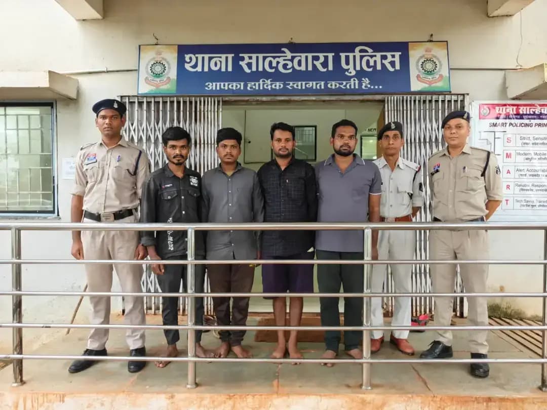 🚨 पशु तस्करी के विरुद्ध KCG पुलिस की बड़ी कार्रवाई 🚨
📍 थाना साल्हेवारा | जिला KCG | 21 अगस्त 2026
वरिष्ठ अधिकारियों के दिशा-निर्देशन में जिला KCG पुलिस द्वारा पशु तस्करी एवं पशुओं के प्रति क्रूरता करने वालों के विरुद्ध लगातार प्रभावी कार्रवाई की जा रही है।
इसी क्रम में थाना साल्हेवारा पुलिस को मुखबिर से सूचना मिली कि पिकअप वाहनों में मवेशियों को बिना चारा-पानी के क्रूरतापूर्वक ठूंसकर नागपुर की ओर कत्लखाना ले जाया जा रहा है।
🔹 सूचना पर पुलिस टीम ने थाना साल्हेवारा के सामने नाकाबंदी कर दो अलग-अलग पिकअप वाहनों की जांच की।
🔹 पहली कार्रवाई में वाहन क्रमांक MP 50-G-2381 से 06 नग भैंस/भैंसी बरामद की गईं।
🔹 दूसरी कार्रवाई में वाहन क्रमांक CG 22-X-0378 से 04 नग भैंस/पड़वा बरामद किए गए।
दोनों मामलों में आरोपी पशुओं के खरीदी-बिक्री एवं परिवहन संबंधी वैध दस्तावेज प्रस्तुत नहीं कर सके। जांच में पशुओं को बिना चारा-पानी के वाहन में ठूंसकर एवं तिरपाल से ढककर क्रूरतापूर्वक परिवहन करना पाया गया।
📌 कुल जप्ती:
🐃 10 नग भैंस/भैंसी – लगभग ₹1.75 लाख
🚔 02 पिकअप वाहन – लगभग ₹10 लाख
📱 04 मोबाइल फोन – लगभग ₹33 हजार
💰 कुल जप्त संपत्ति – लगभग ₹12.08 लाख
मामले में थाना साल्हेवारा में अपराध क्रमांक 27/2026 एवं 28/2026 पंजीबद्ध कर संबंधित धाराओं के तहत वैधानिक कार्रवाई की गई। 04 आरोपियों को गिरफ्तार कर न्यायालय में पेश किया गया, जहां से उन्हें न्यायिक रिमांड पर जेल भेजा गया।
⚖️ पशु तस्करी एवं पशुओं के प्रति क्रूरता के विरुद्ध KCG पुलिस की सख्त कार्रवाई लगातार जारी है।
KCG Police — अपराध के विरुद्ध सख्त, आमजन के साथ सदैव। 👮♂️🚔
#KCGPolice #ChhattisgarhPolice #PoliceAction #AnimalSmuggling #AnimalCruelty Salhewara KCG CrimeControl Police LawAndOrder