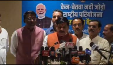 केन-बेतवा परियोजना के क्रियान्वयन से देखने को मिलेगा सकारात्मक परिवर्तन : मुख्यमंत्री डॉ. यादव
समीक्षा बैठक के बाद मुख्यमंत्री डॉ. यादव ने की टीवी चैनल प्रतिनिधियों से चर्चा
-------
मुख्यमंत्री डॉ. मोहन यादव ने कहा है कि केन-बेतवा भारत की पहली लिंक परियोजना है। इसमें मध्यप्रदेश सरकार और उत्तरप्रदेश सरकार भारत सरकार के साथ मिलकर क्रियान्वयन का कार्य कर रहे हैं। वर्ष 2024 के दिसम्बर माह में इसकी आधारशिला रखी गई। वर्ष 2030 तक इसे पूरा करने का लक्ष्य रखा गया है। इस परियोजना से व्यापक सकारात्मक परिवर्तन देखने को मिलेगा। यह परियोजना क्षेत्र के विकास की दृष्टि से चमत्कारिक परिणाम सामने लाएगी। क्षेत्र का परिदृश्य बदल जाएगा।
मुख्यमंत्री डॉ. यादव ने खजुराहो में परियोजना की समीक्षा के पश्चात् टीवी चैनल प्रतिनिधियों से चर्चा करते हुए कहा कि इस परियोजना से संपूर्ण बुंदेलखंड सहित मध्यभारत के जिले भी लाभान्वित होंगे। रायसेन और विदिशा जिले के क्षेत