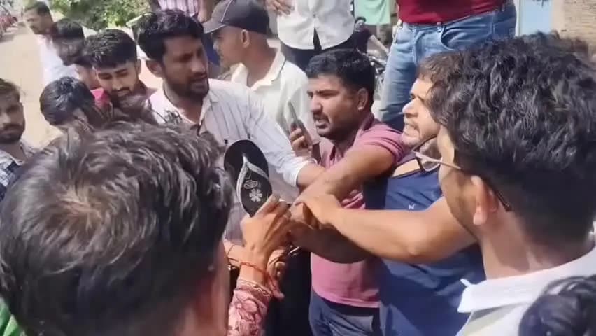 सवाई माधोपुर: सवाई माधोपुर के हम्मीर पुलिया पर सरेराह मारपीट का वीडियो वायरल, महिलाओं ने चप्पलों से युवकों को पीटा