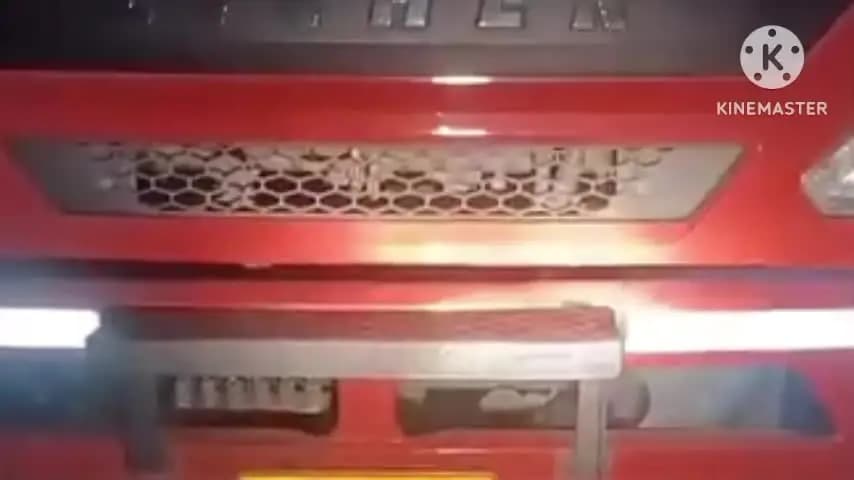 গোলাঘাট: গোলাঘাটৰ পুৰণা আমোলাপট্টিত গধুৰ মালবাহী ট্ৰাকৰ তাণ্ডৱ,বিজুলী খুঁটাত খুন্দা, কথমপি ৰক্ষা অঞ্চল বাসী