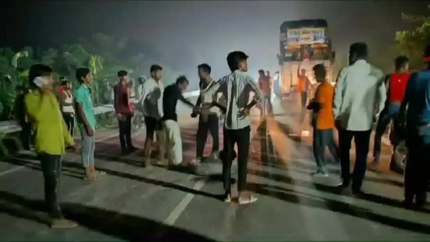 मीनापुर: धर्मपुर चौक के पास मुजफ्फरपुर-सीतामढ़ी हाइवे पर तेज रफ्तार ट्रक ने 2 बाइक सवारों को टक्कर मारी, 1 की मौत