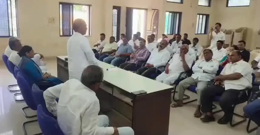 નાંદોદ: રાજપીપળા APMC ખાતે સંસદ મનસુખભાઈ વસાવા ની આગેવાની હેઠળ સાગબારાના જંગલ જમીન મુદ્દે બેઠક યોજાઈ