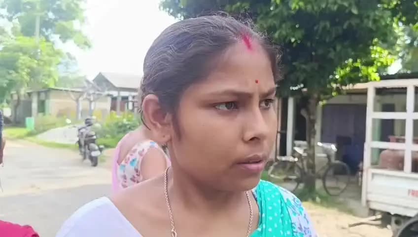 নগাঁও: নগাঁৱত LPG চিলিণ্ডাৰৰ 𝐄-KYCৰ নামত গ্ৰাহকৰ পৰা ধন সংগ্ৰহৰ অভিযোগ