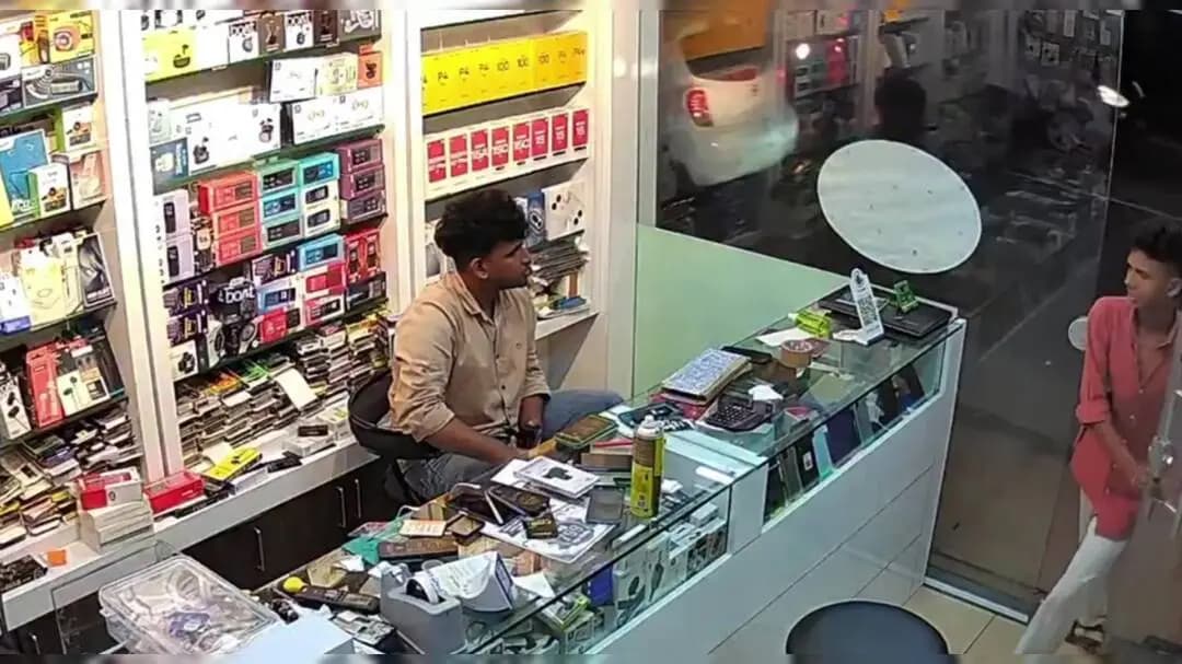 കോഴിക്കോട്: തമരശ്ശേരി സിയ മൊബൈൽ കടയിൽനിന്ന് ഹെഡ് സെറ്റ് മോഷണം; സി സി ടിവി ദൃശ്യങ്ങൾ പുറത്ത്