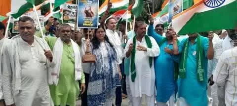 छात्रों के समर्थन सैकड़ो की संख्या में राज भवन मार्च मे बेगूसराय से राजद के साथी भाग लिए।
