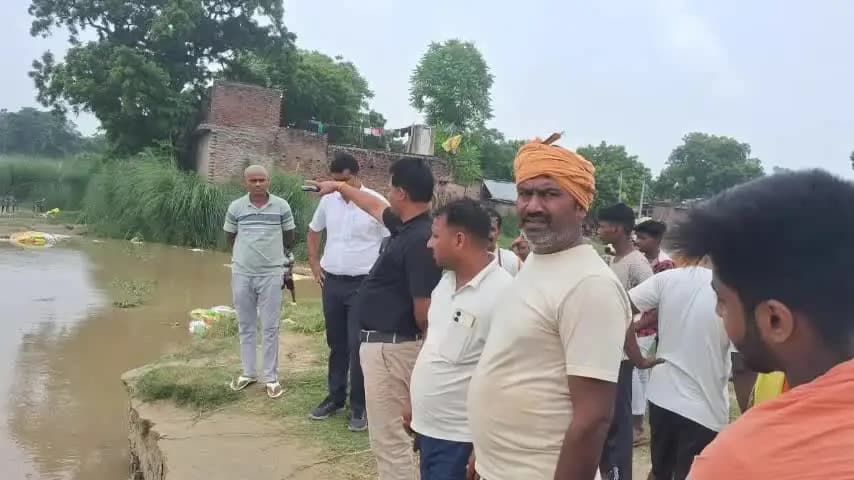 बैरिया: गंगा का पानी उदईछपरा की दलित बस्ती में पहुंचा, 90 घर हुए प्रभावित