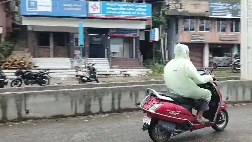 ದಾಂಡೇಲಿ: ಎಚ್ಚರಿಕೆ ನೀಡಿದರೂ ಜೆ.ಎನ್.ರಸ್ತೆಯಲ್ಲಿ ತಪ್ಪದ ಸಂಚಾರ ನಿಯಮ ಉಲ್ಲಂಘನೆ : ಅನಾಹುತಕ್ಕೆ ಆಹ್ವಾನ
