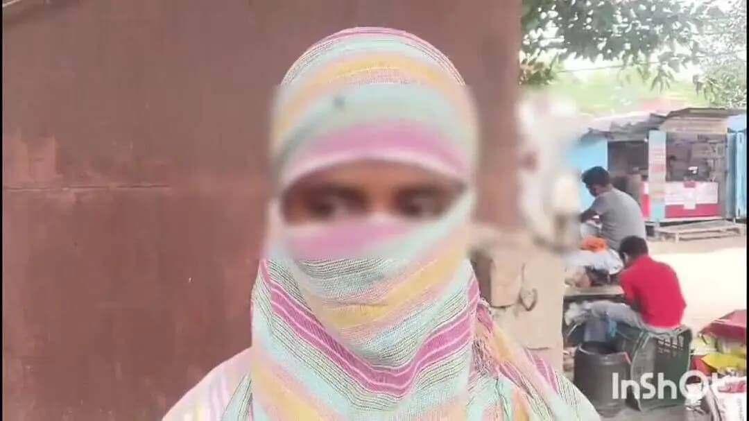 बलिया: एडमिशन के नाम पर युवती से छेड़छाड़, न्याय के लिए डीएम कार्यालय पहुंची